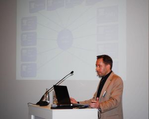 Vortrag: André Wolter bei seinem Vortrag im Rahmen des Messeforums Dokumtenmanagement - vergrößern