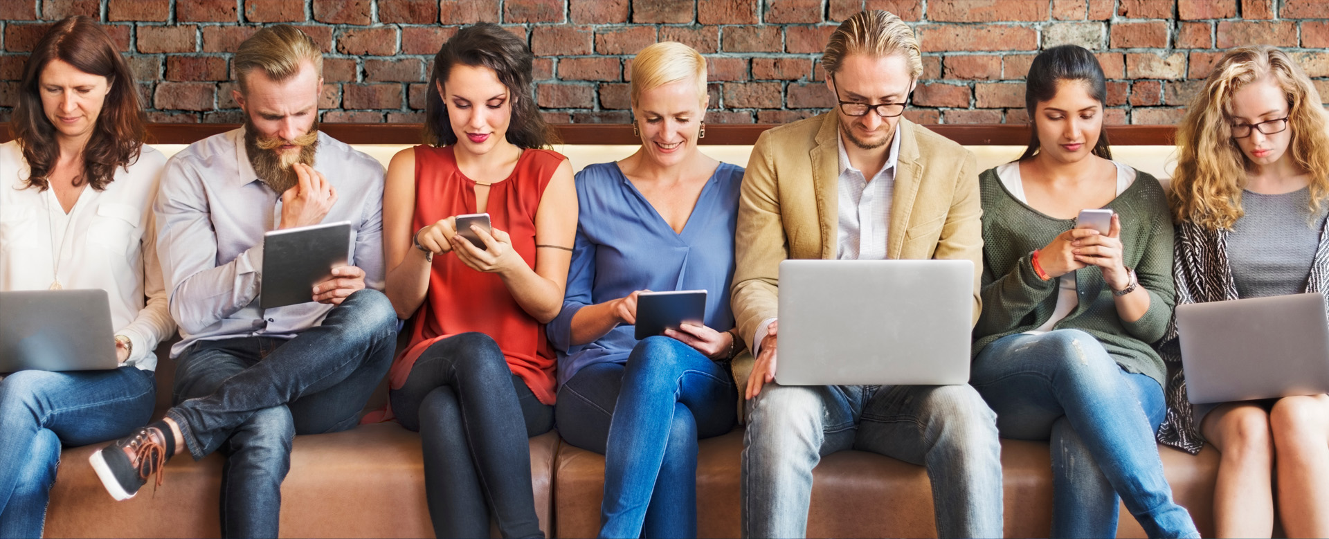 Warten bis die Seiten wieder laufen. (Lizenz: Bild #104881974, Diversity People Connection Digital Devices Browsing Concept von Rawpixel.com via stock.adobe.com)